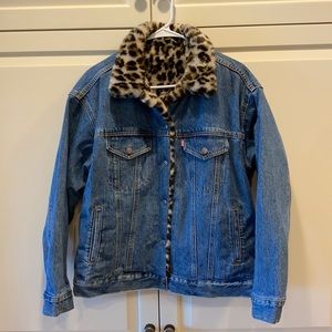 Faux fur-lined Levi’s denim jacket.